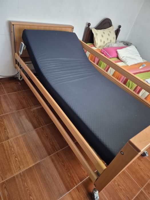 Cama articulada eléctrica com colchão ortopédico, como nova