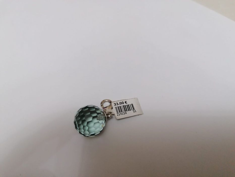 Pendente de prata em forma de barril.