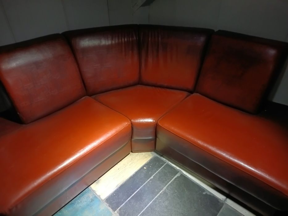 Narożnik skórzany bez funkcji spania .