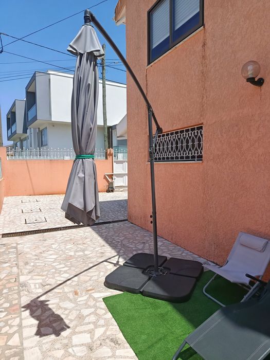 Guarda sol  e pés  incluídos.