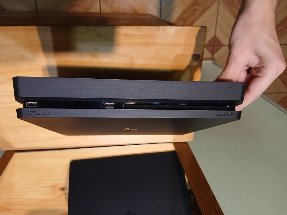 Sony PlayStation 4 slim HDD 500GB dwa pady / cztery gry / okablowanie
