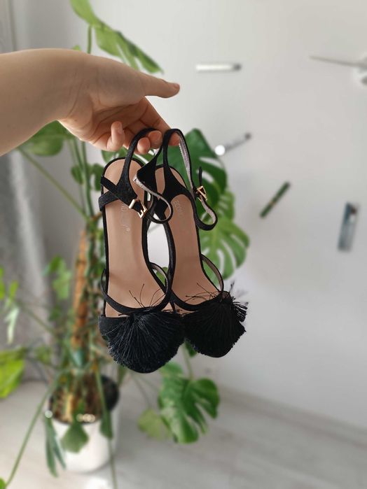 Czarne sandały na szpilce