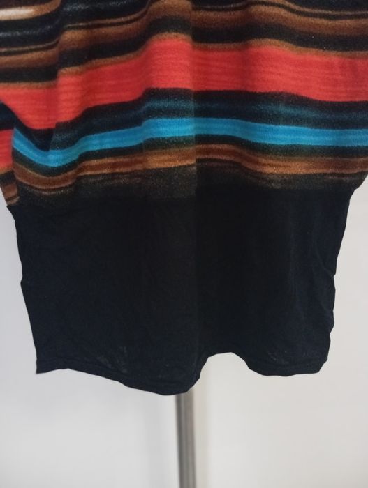 Blusa com riscas coloridas