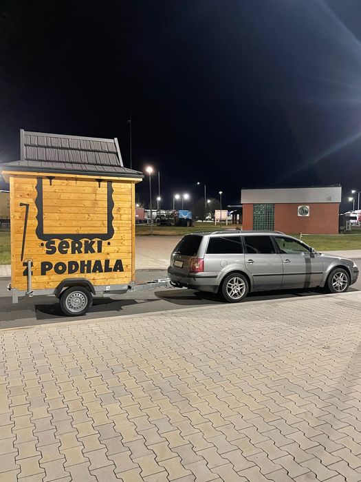 Drewniana przyczepa gastronomiczna z grillem i lodówką – góralska