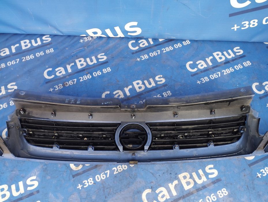 Накладка бампера переднього центральна Opel Vivaro Опель віваро