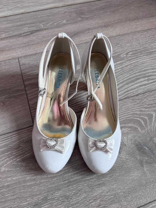 Buty komunijne lakierowane dla dziewczynki, r. 35