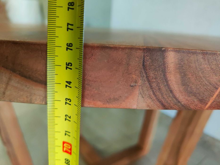 Mesa redonda Nahla de madeira maciça com acabamento em tom natural Ø 120 cm