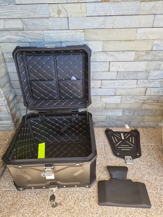 (top case) de alumínio para motociclo com capacidade aproximada de 55 litros,
...110..