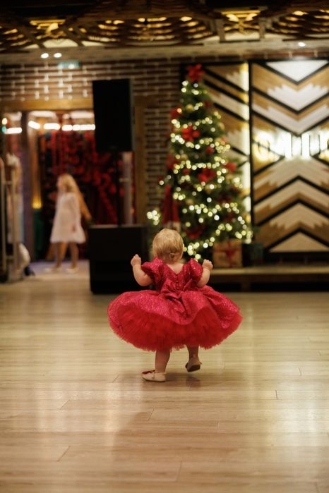 Продам платье , пинетки и повязку