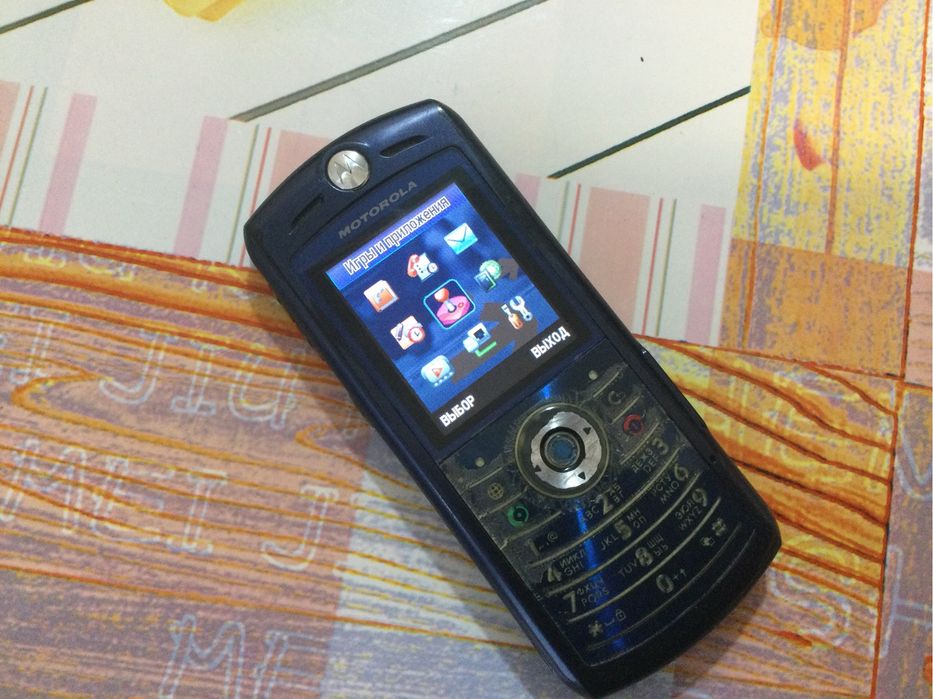Кнопочный телефон моторола L6.