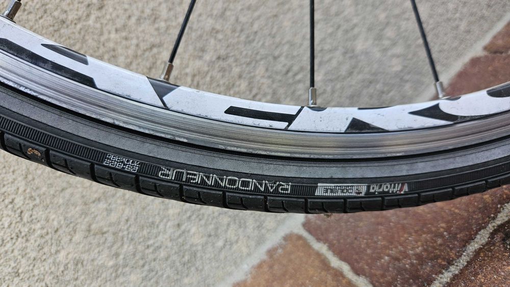 Koła szosowe B'TWIN AERO 28 z oponami Vittoria