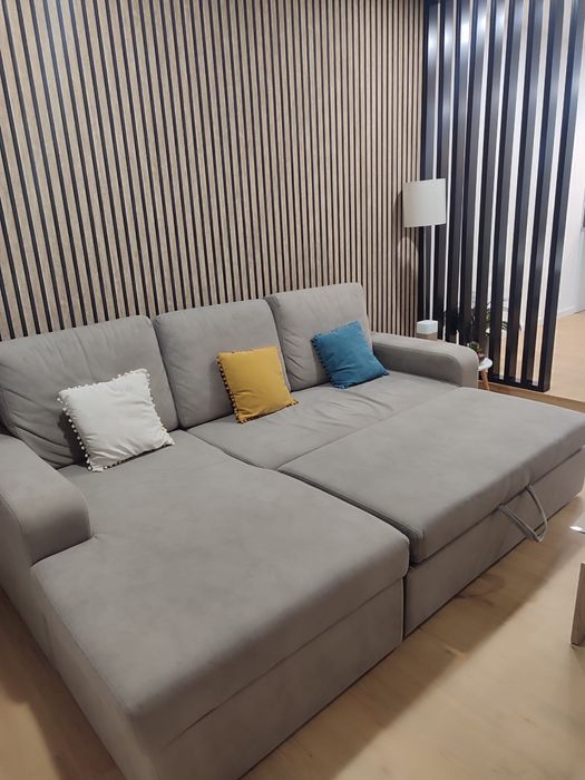 Sofá cama cinza com gaveta de arrumação e Chaiselong.