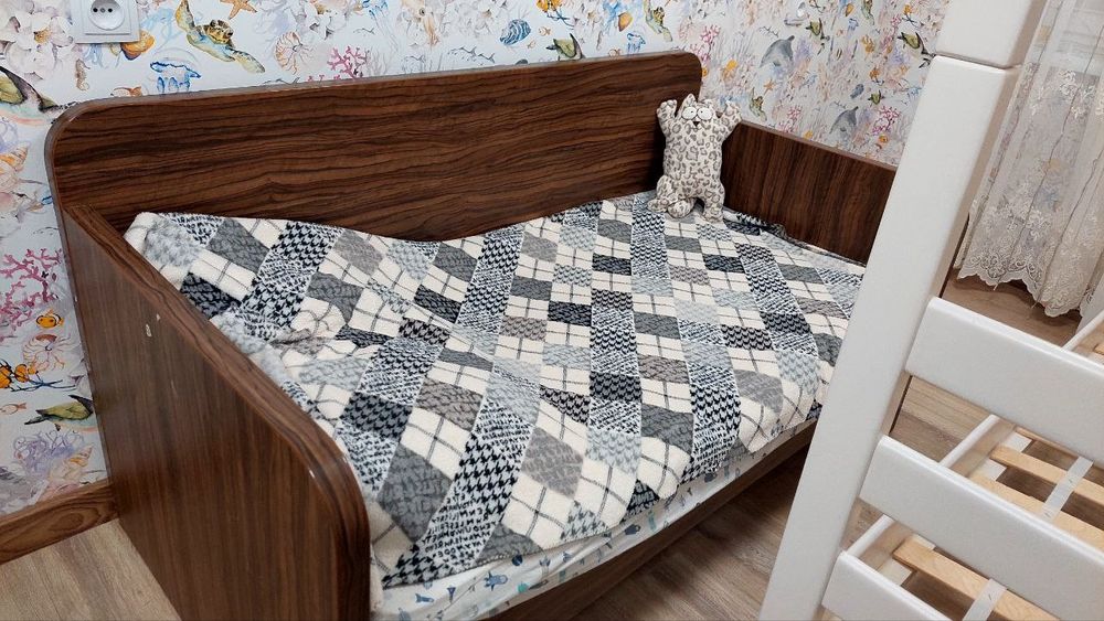 Продам дитяче ліжко з матрасом