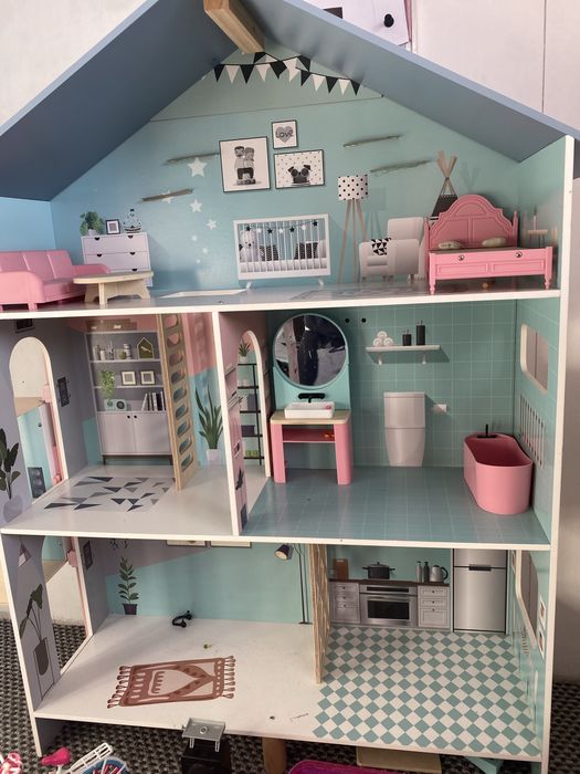 Duzy drewniany domek dla lalek