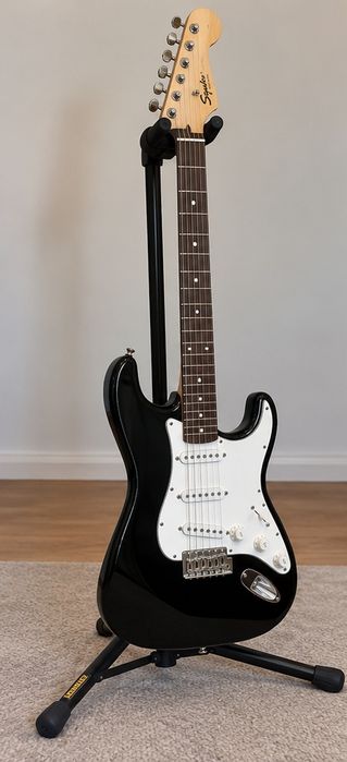 Kit Guitarra Squier + Amplificador Fender 15W + Pedaleira Zoom G1X four