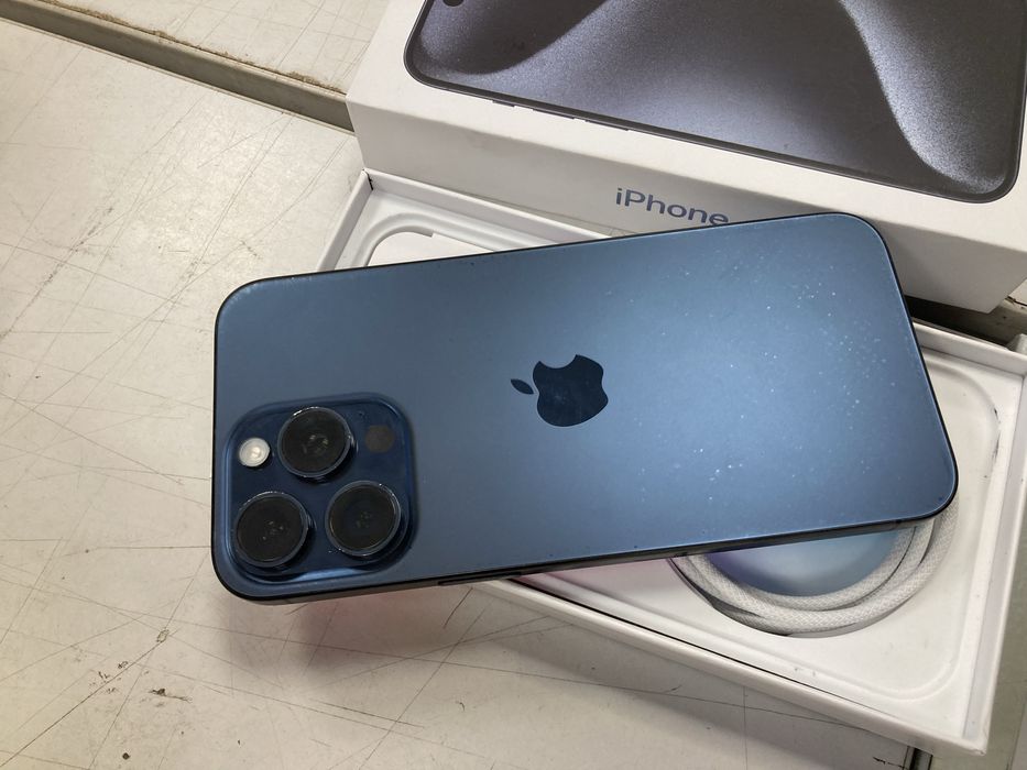 Продам смарфтон iphone 15 pro max 256gb esim