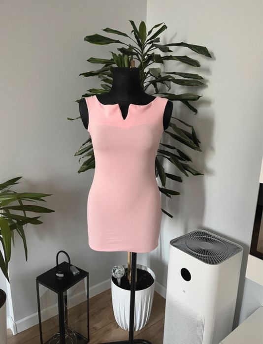 Sukienka opadająca na ramiona