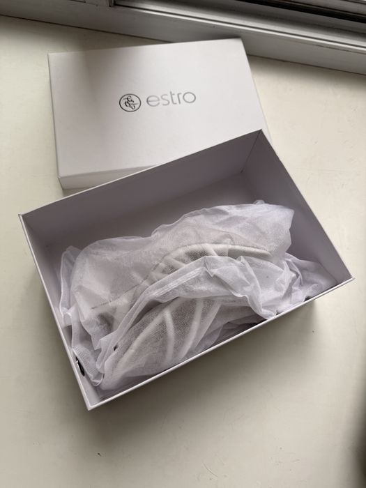 Білі босоніжки estro