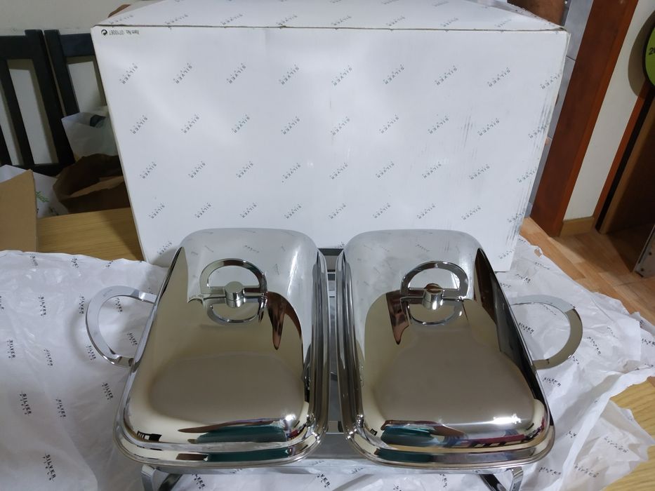 Travessas e saladeira com talheres de servir da Silver Field