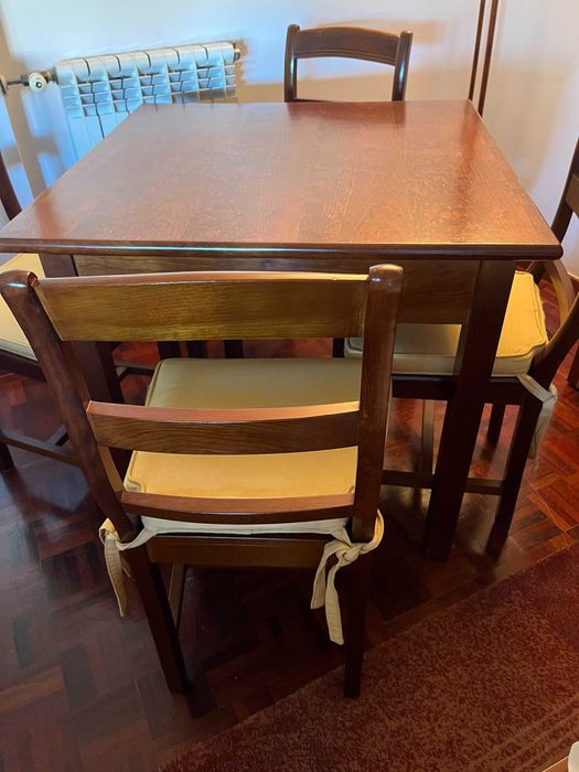 Mesa quadrada em cerejeira maciça e 4 cadeiras