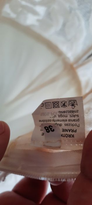 Suknia ślubna z falbanami