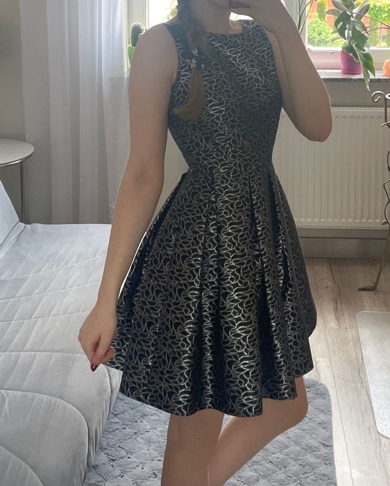 Elegancka krótka sukienka