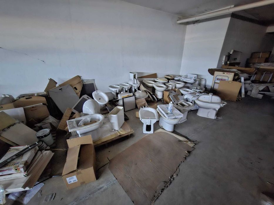 Material Sanitas, bidés e lavatórios, bases duche, banheira hidromassagem vários, material novo nunca usado