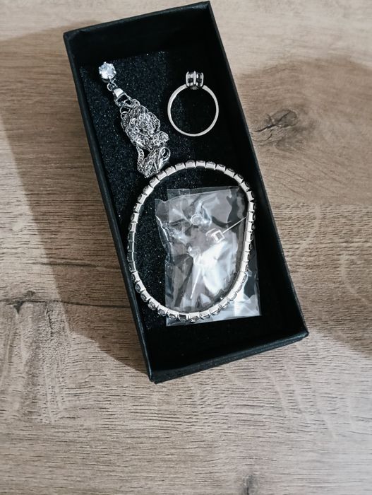 Conjunto 1 pulseira, 1 par de brincos, 1 colar e 1 anel