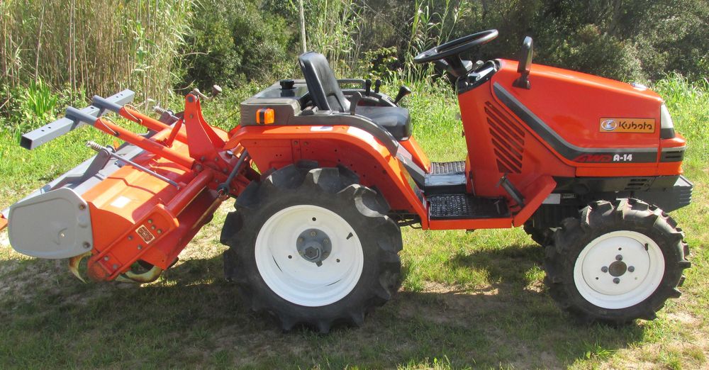Trator Kubota A14 4x4 com Alfaia