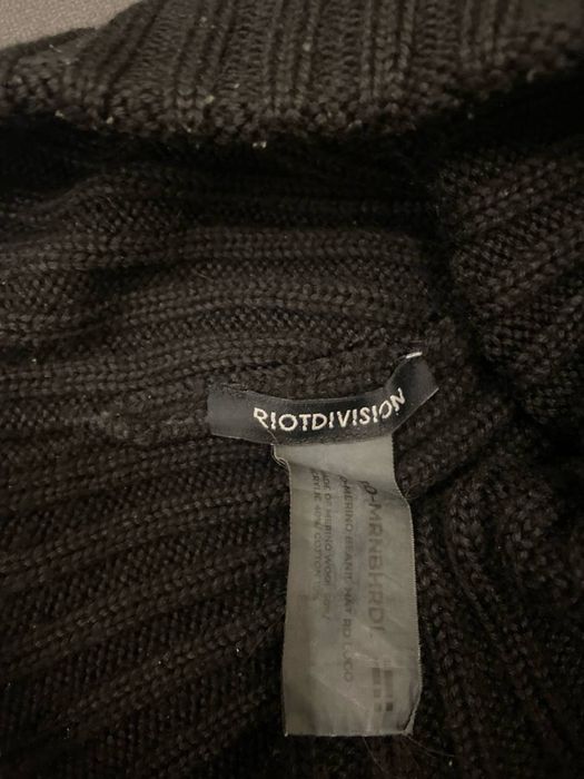 Шапка ріот, riot division