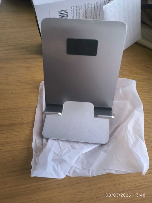 Suporte em metal rebatível para tablets e telemóveis,