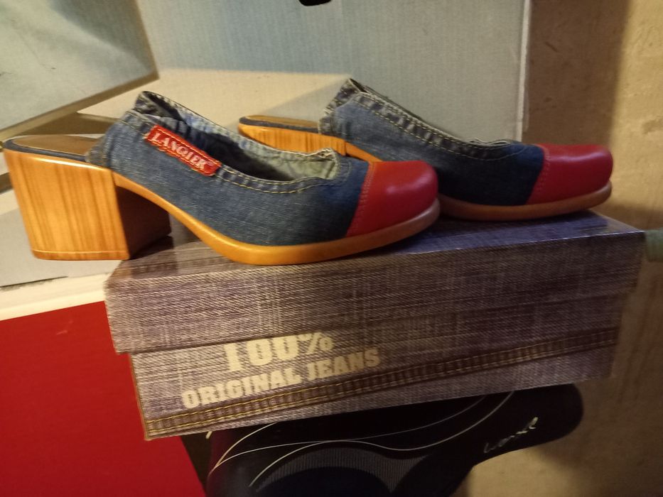 Buty z czerwona podeszfa