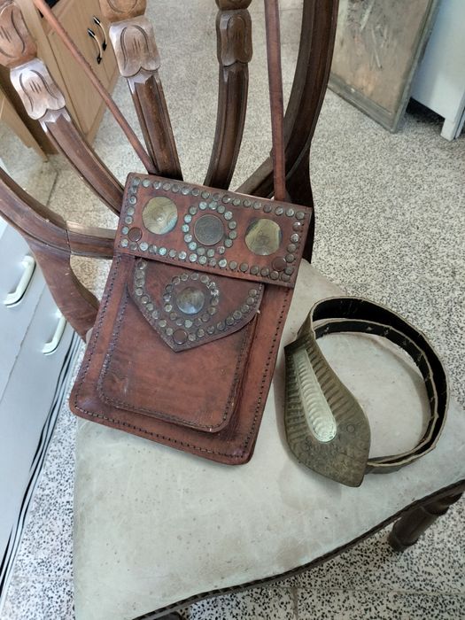 Mala de pele e cinto em latão