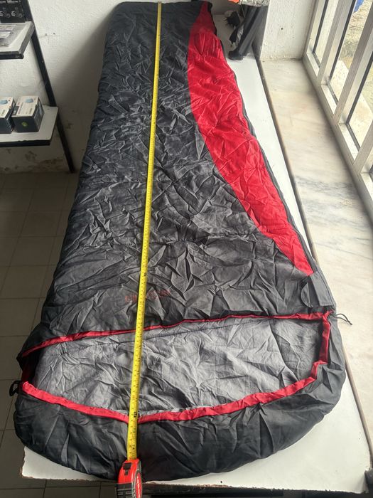 Saco cama cinzento e vermelho