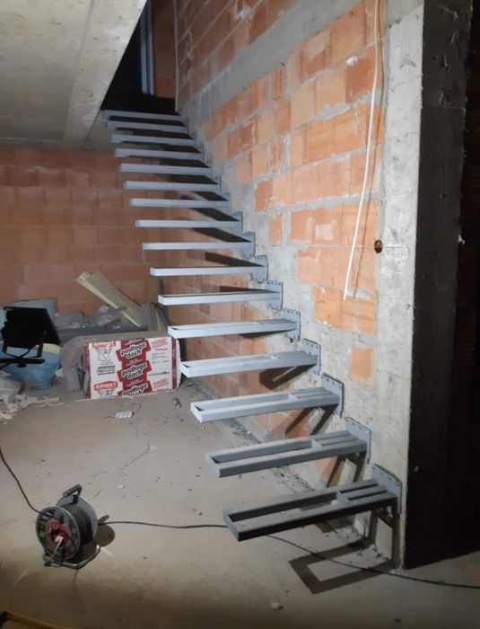 Schody półkowe, wspornikowe, wiszące, konstrukcja, nakładki