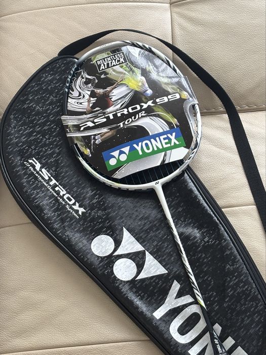 Rakieta Yonex Astrox 99 Tour do badmintona paletka
