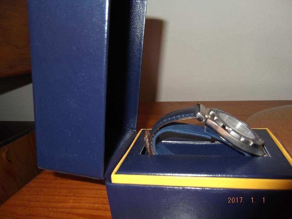 Relógio NAUTICA, semi novo, azul com fundo branco.