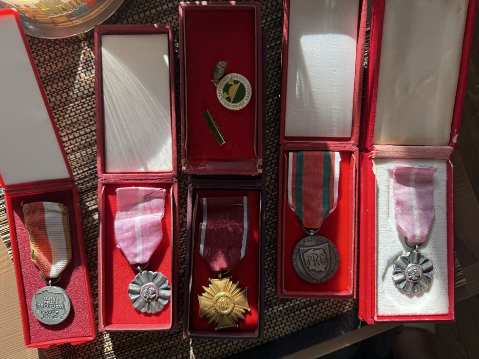 Medale PRL w pudełkach