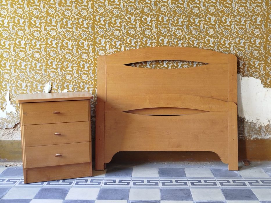 Cama com colchão e mesa de cabeceira