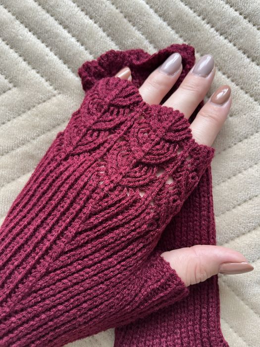 Burgundowe mitenki z lisciastym wzorem