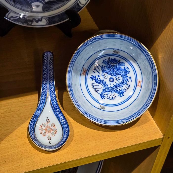 Conjunto Chinês Porcelana “Rice Grain” com Tigela e Colher – Dragão Azul | Made in China
