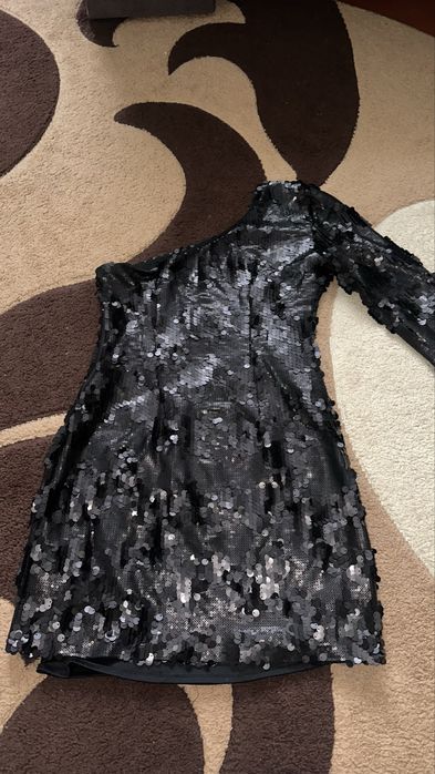 Красивое нарядное платье в паетках