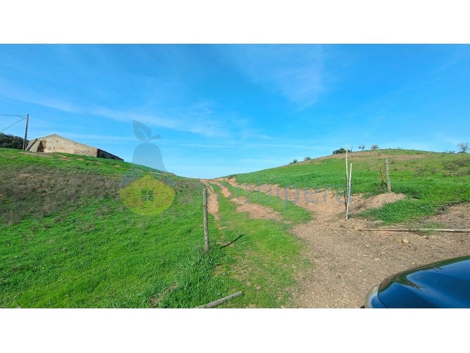 Casa para reconstrução com terreno de 35750m2