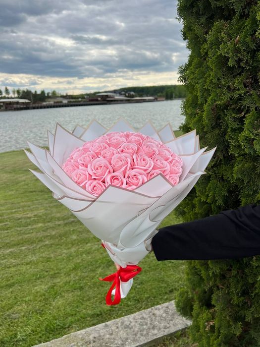 Букети з нев'янучих  51 троянд  - Ідеальний подарунок коханій дівчині