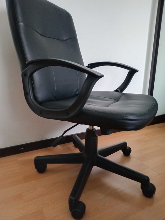 Cadeira de escritório - nova - cor preta