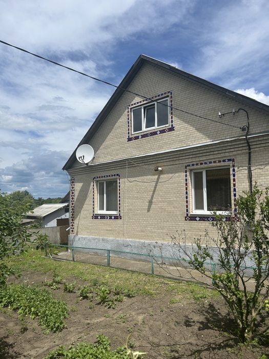 Продається цегляний житловий будинок у хорошому місці.