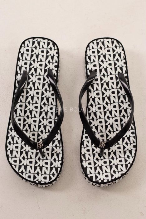 Шльопанці вʼєтнамки DKNY