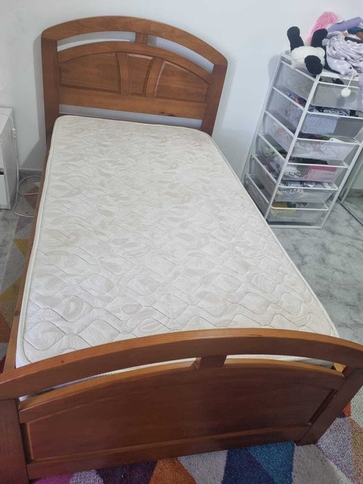 Vendo Cama + Mesas Cabeçeira, madeira maciça Pinho Mel, como novo.