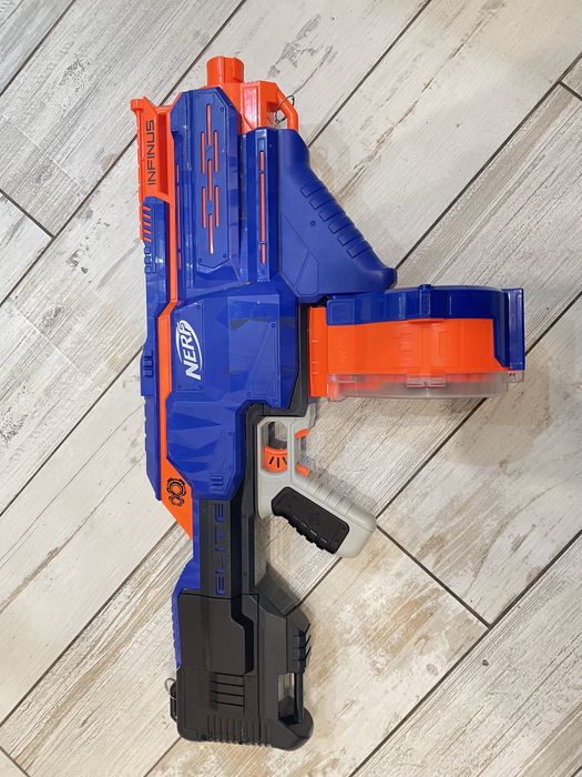 Nerf karabin elektryczny. Zabawka na Mikolajki