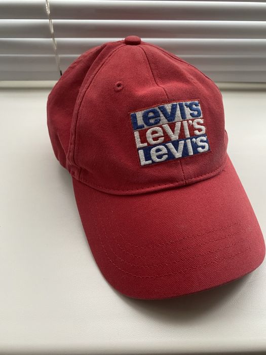 Кепка Levi’s.